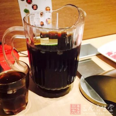 可樂裡咖啡因對中樞神經系統有較強興奮，也是小兒多動症病因之一