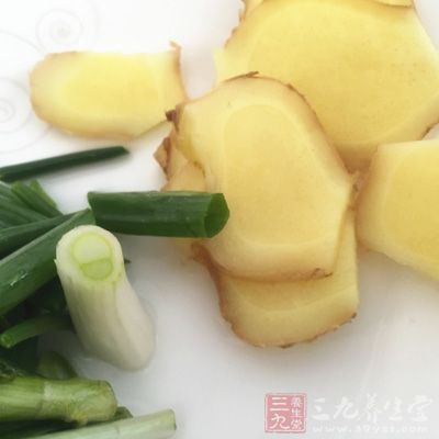 蔥、姜、香菜等配料洗淨切碎待用