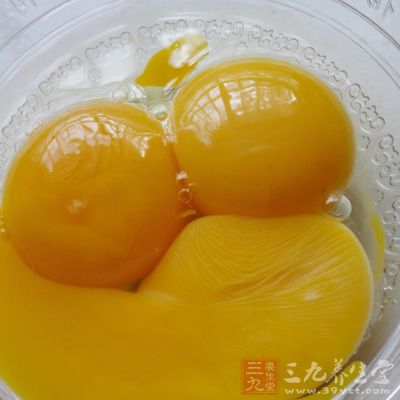 倒入雞蛋液，使其底部成形