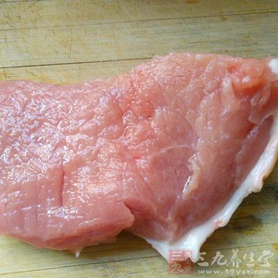 瘦肉250克、京蔥白100克、甜面醬3大勺、豆腐皮3張
