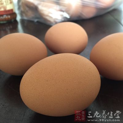 豬裡脊300克，大蔥2根，雞蛋1個