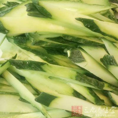 然後再在海苔的兩側放一些米飯，不要太厚了。中間放上火腿腸、黃瓜、大根條