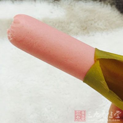 將配料黃瓜，火腿腸，蘋果，調味蘿卜一一擺好
