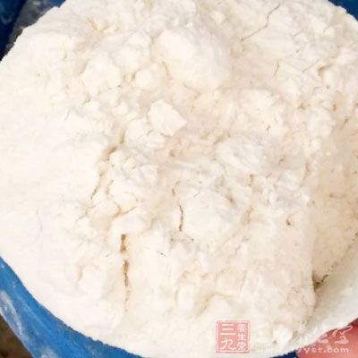提前一晩准備水餃皮，混合面粉、水、鹽，揉勻