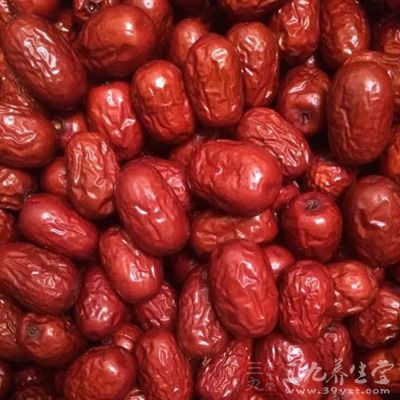 熟透的香蕉3-4根,紅棗若干,油0.5杯 熟透的香蕉3-4根,紅棗若干,油0.5杯