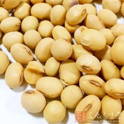 鋪上油紙，將黃豆均勻的鋪平在油紙上