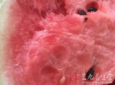 將西瓜外皮綠色的部分去掉
