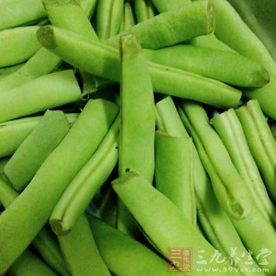 豆角1把約100克,番茄1個中等大小,雞蛋2個,鹽,白糖少許 豆角1把約100克,番茄1個中等大小,雞蛋2個,鹽,白糖少許