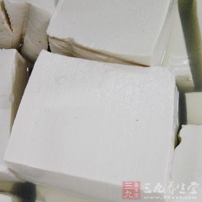 鲢魚頭400克,北豆腐200克,姜5克,青蒜10克 鲢魚頭400克,北豆腐200克,姜5克,青蒜10克