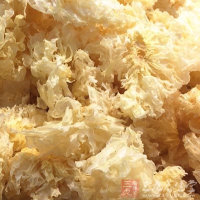 然後我們再把銀耳放在水中浸泡