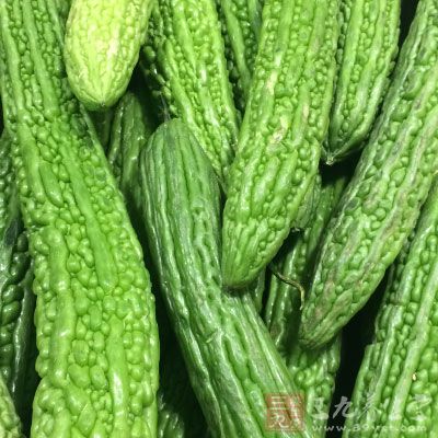 放入苦瓜片，依序放入火鍋料加熱煮熟食用