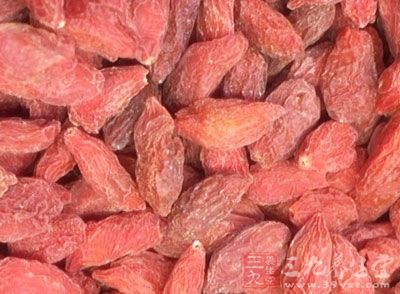西洋參、枸杞、蔥段、姜片、蒜片、鹽、雞精、料酒