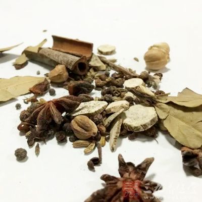 老豆腐、鹽、海椒末、八角、胡椒粉、高度白酒、炒黃豆、青菜葉