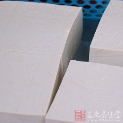 豆腐，紅霉和黃霉，一小碗高度白酒，一碗辣椒面，花椒面，鹽，白菜葉