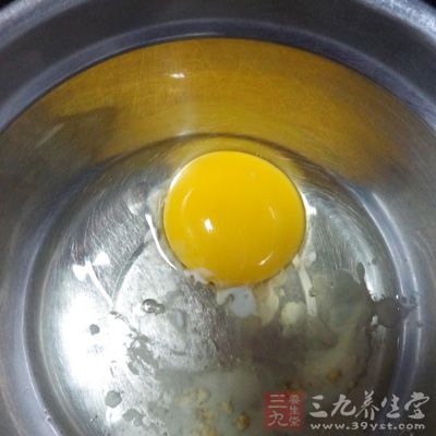 臭豆腐乳適量，蛋白5顆，青豌豆少許，太白粉適量，水適量