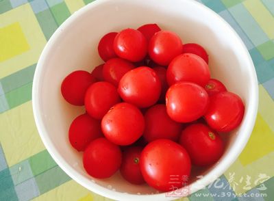 小蕃茄60公克,蘋果丁65公克 小蕃茄60公克,蘋果丁65公克