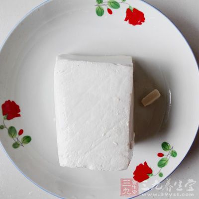 帶皮五花肉500克,腐乳2-3塊,腐乳汁適量,豆腐一塊 帶皮五花肉500克,腐乳2-3塊,腐乳汁適量,豆腐一塊