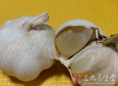 扒皮魚三條,蒜、姜絲、料酒、胡椒粉、鹽、檸檬、番茄沙司 扒皮魚三條,蒜、姜絲、料酒、胡椒粉、鹽、檸檬、番茄沙司