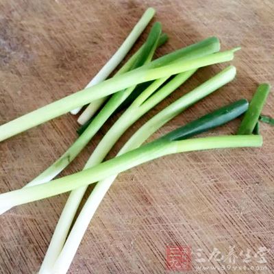 扒皮魚適量,豆豉,蔥 扒皮魚適量,豆豉,蔥