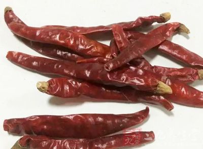 去骨雞腿排1塊,太白粉1/2碗,蒜末1/2茶匙,辣椒1/2茶匙 去骨雞腿排1塊,太白粉1/2碗,蒜末1/2茶匙,辣椒1/2茶匙