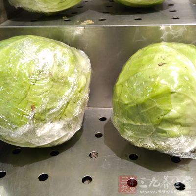 雞腿1個,酒,鹽,糖,包菜 雞腿1個,酒,鹽,糖,包菜