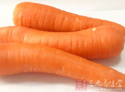 小油菜洗淨備用，胡蘿卜去皮洗淨後切片，火腿也切片備用