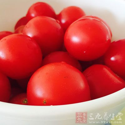 牛肉絲50公克，蕃茄1/3個，空心菜少許