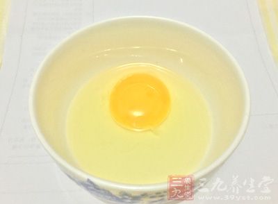 雞蛋1個,雞蛋清2個,低脂牛奶100毫升 雞蛋1個,雞蛋清2個,低脂牛奶100毫升