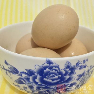 蛋4個,細砂糖150公克,中筋面粉200公克 蛋4個,細砂糖150公克,中筋面粉200公克