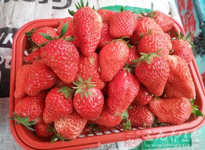 牛奶120g,豆沙餡200g,草莓10顆,熟糯米粉20g 牛奶120g,豆沙餡200g,草莓10顆,熟糯米粉20g