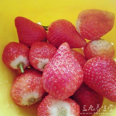草莓六個,糯米面80克,豆沙50克,玉米澱粉15克,水80克,植物油8克 草莓六個,糯米面80克,豆沙50克,玉米澱粉15克,水80克,植物油8克