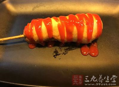 香腸，雞蛋，切片面包，胡椒粉，鹽