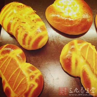 面包，雞蛋，火腿肉，自制花生醬，香菜，鹽