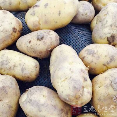 土豆，黃油20克，奶油30克，牛奶40克，鹽，黑胡椒碎