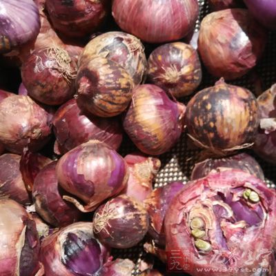 黃油50克，冬菇150克，波多貝羅蘑菇100克，小洋蔥2個