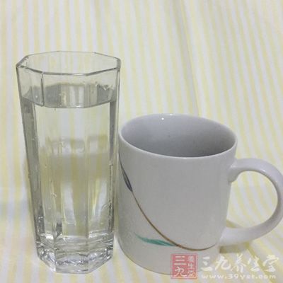 面粉15克、清水適量 面粉15克、清水適量