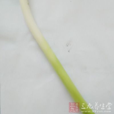 牛蹄筋500克，大蔥125克，澱粉10克，料酒15克