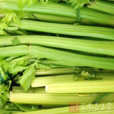 雞胸肉300公克,洋蔥絲10公克,紅蘿卜絲5公克,西芹段5公克 雞胸肉300公克,洋蔥絲10公克,紅蘿卜絲5公克,西芹段5公克