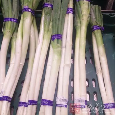 絲瓜250克、大蔥10克姜5克、枸杞5克、味精2克、鹽2克、植物油15克