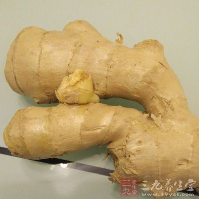 鲫魚800克、赤小豆150克、桑白皮100克、姜3克、陳皮2克、鹽3克