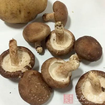 土雞1只,干香菇10朵,蔥少許 土雞1只,干香菇10朵,蔥少許