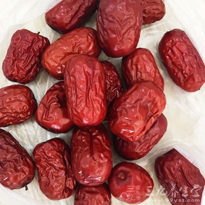 排骨(以一人一餐量為例),生姜1塊,紅棗,香菇 排骨(以一人一餐量為例),生姜1塊,紅棗,香菇