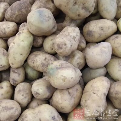 干海帶結10克,土豆1個,豆腐1小塊 干海帶結10克,土豆1個,豆腐1小塊