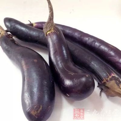 橄榄油少許,帕瑪森乳酪3大匙,肉醬120cc,茄子2條 橄榄油少許,帕瑪森乳酪3大匙,肉醬120cc,茄子2條