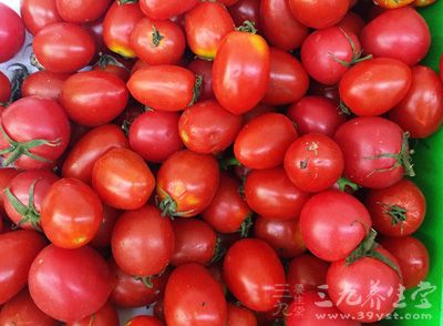 小番茄6—8個，油浸曬干番茄12個