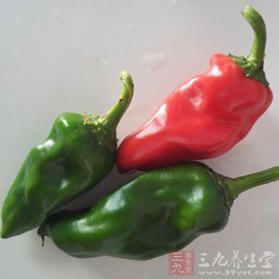 鮮帶魚1條、臘腸2根、梅干菜一小把、青紅辣椒各1根 鮮帶魚1條、臘腸2根、梅干菜一小把、青紅辣椒各1根