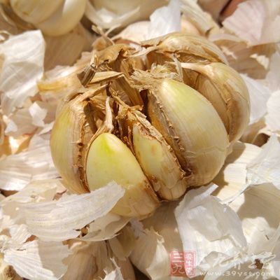 甜梅菜半顆、鹹梅菜半顆、蒜頭4 粒、五花肉一小條、水適量、黑醬油適量 甜梅菜半顆、鹹梅菜半顆、蒜頭4 粒、五花肉一小條、水適量、黑醬油適量