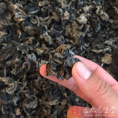 黑木耳幾朵,莴苣半根,胡蘿卜一小根 黑木耳幾朵,莴苣半根,胡蘿卜一小根
