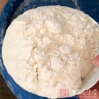 雞蛋1顆，黑糖2匙，薏仁粉5匙，低筋麵粉5匙