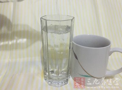 菠蘿，細砂糖100克，開水20克，無鹽黃油15克